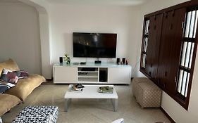 Casa beira mar cond fechado farol Itapuã